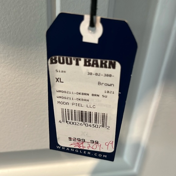 Fits like a large.  Wrangler Fringe leather suede jacket - Picture 2 of 9